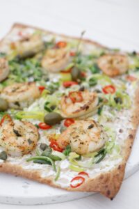 6479a559905f6465c6ada7c4 Flatbread met garnalen prei en rode peper