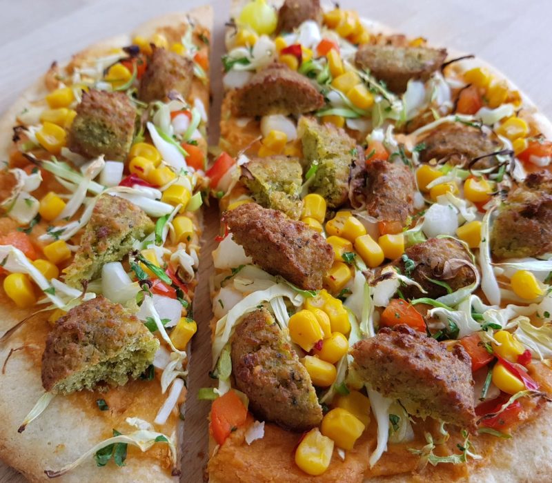 Vegan pizza met falafel