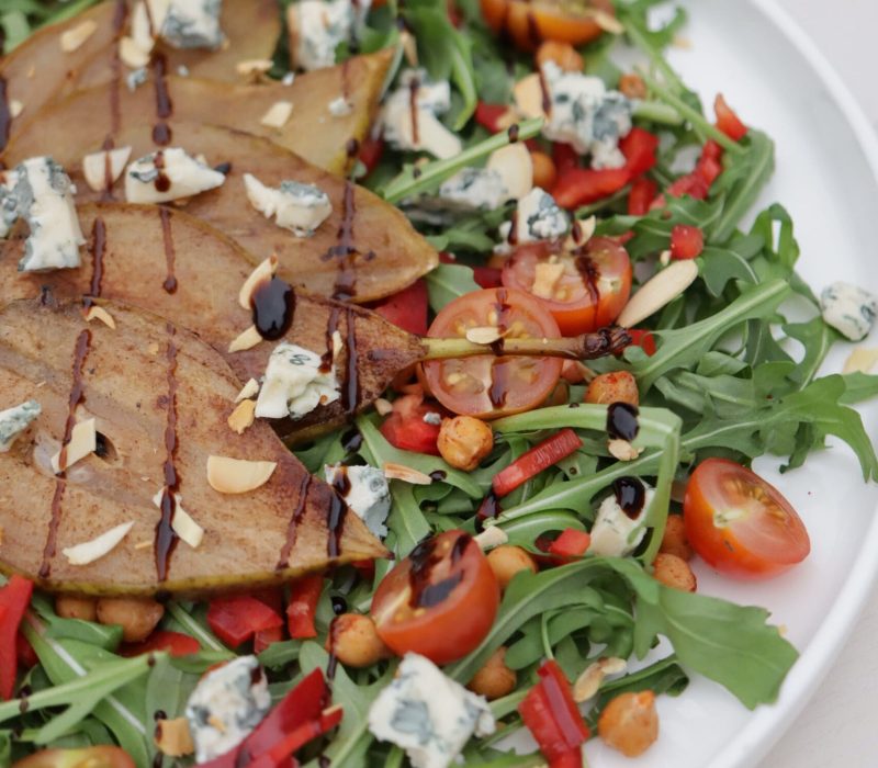 Salade met gebakken peer en blauwe kaas